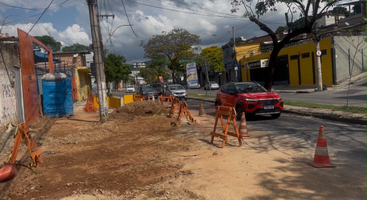 Obra parada da Copasa, interdita passeios, rua e avenida em BH